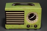 Beautiful Bright Pistachio Green Emerson ’Aristocrat’ 400 Catalin Radio